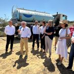 El conseller Barrachina, delante de uno de los camiones que transporta agua hasta las explotaciones