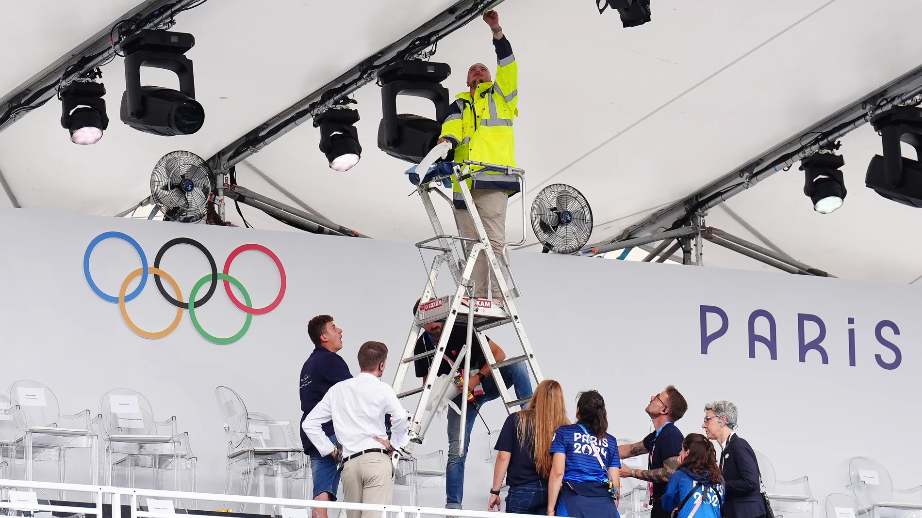 26 July 2024, France, Paris: A member of staff attempts to repair a leak in the roof ahead of the opening ceremony of the 2024 Paris Olympic Games. Photo: Mike Egerton/PA Wire/dpa 26/07/2024 ONLY FOR USE IN SPAIN