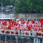 Los deportistas españoles, en el barco por el Sena