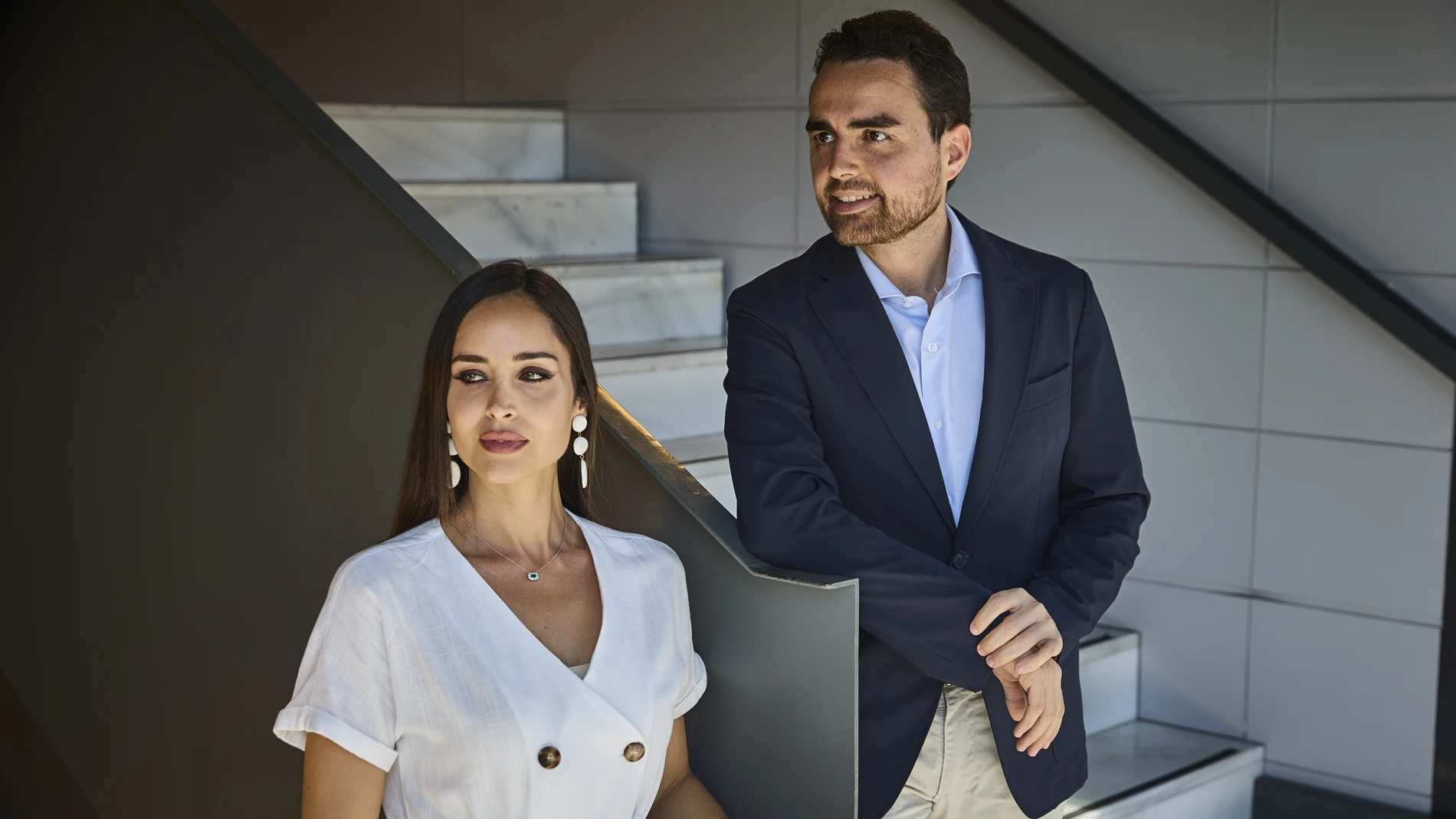 Lorena Van Heerde, modelo y periodista, junto a su dermatólogo, el dr. González, considerado el gurú de la psoriasis