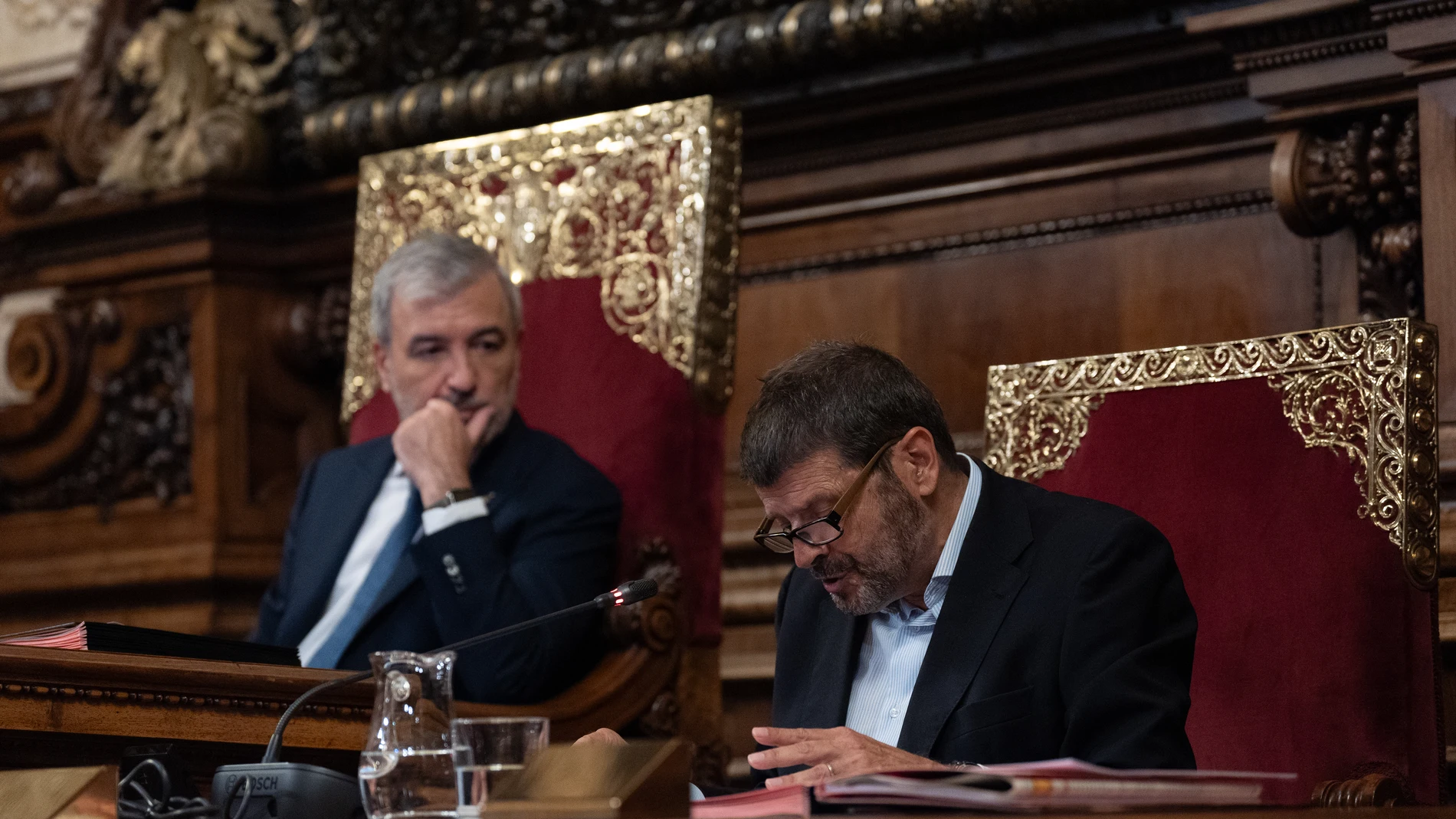 El alcalde de Barcelona, Jaume Collboni (i), y el teniente de alcalde de Prevención y Seguridad del Ayuntamiento de Bracleona, Albert Batlle (d), durante un pleno en el Ayuntamiento de Barcelona, a 26 de julio de 2024, en Barcelona, Catalunya (España). El Ayuntamiento de Barcelona celebra el último pleno del curso político en el que se despide al líder de Junts, Xavier Trias, como concejal, después de presentarse a las elecciones para volver a optar a la alcaldía. Durante la sesión plenaria, ...