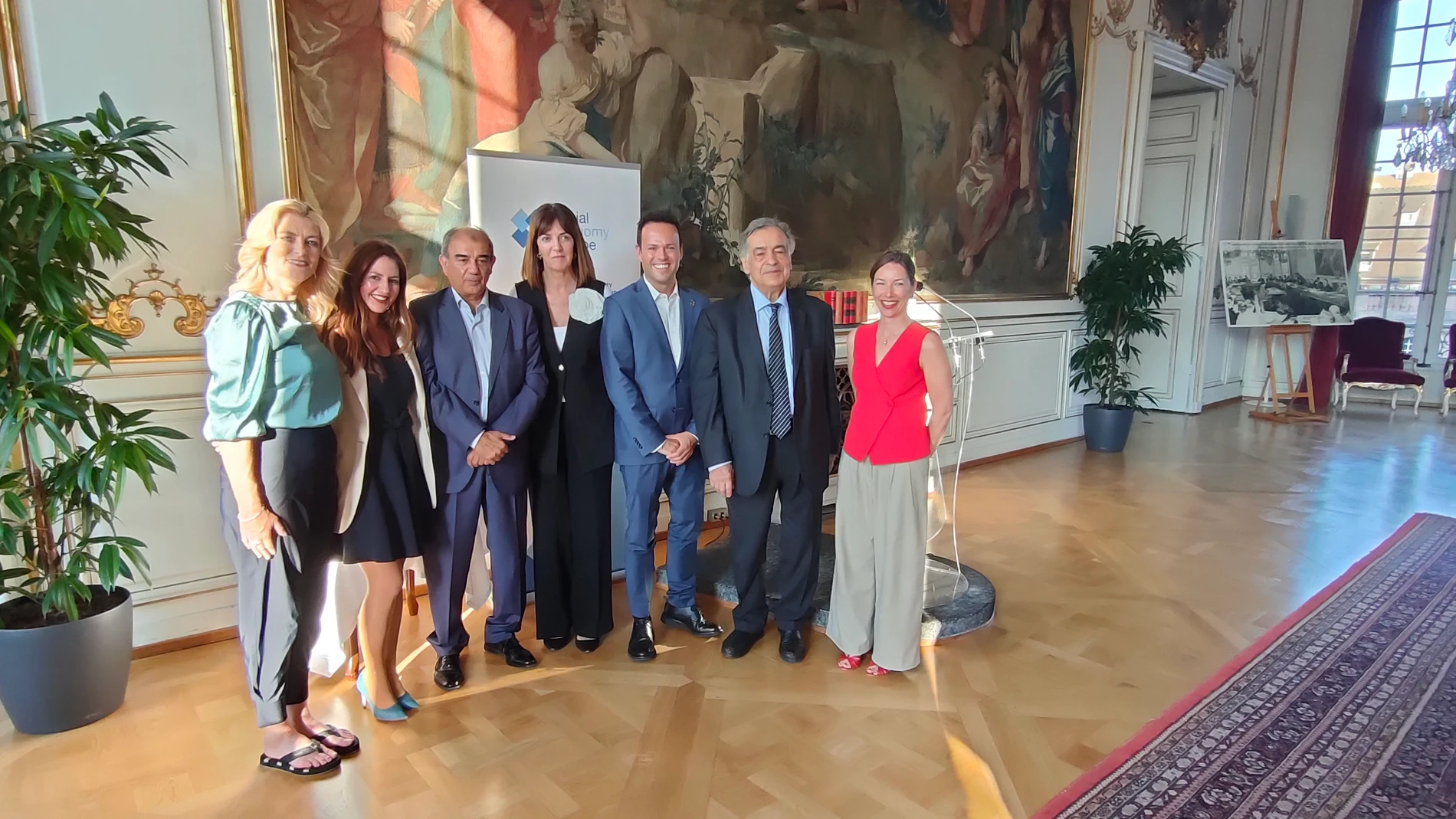 De izq. a dcha. Cynthia Ní Mhurchú, Maravillas Abadía, Juan Antonio Pedreño, Idoia Mendía, Víctor Meseguer, Leoluca Orlando y Sara de Heusch