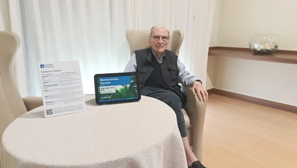 Germán Fabra con su dispositivo Amazon Echo en la residencia de Sanitas