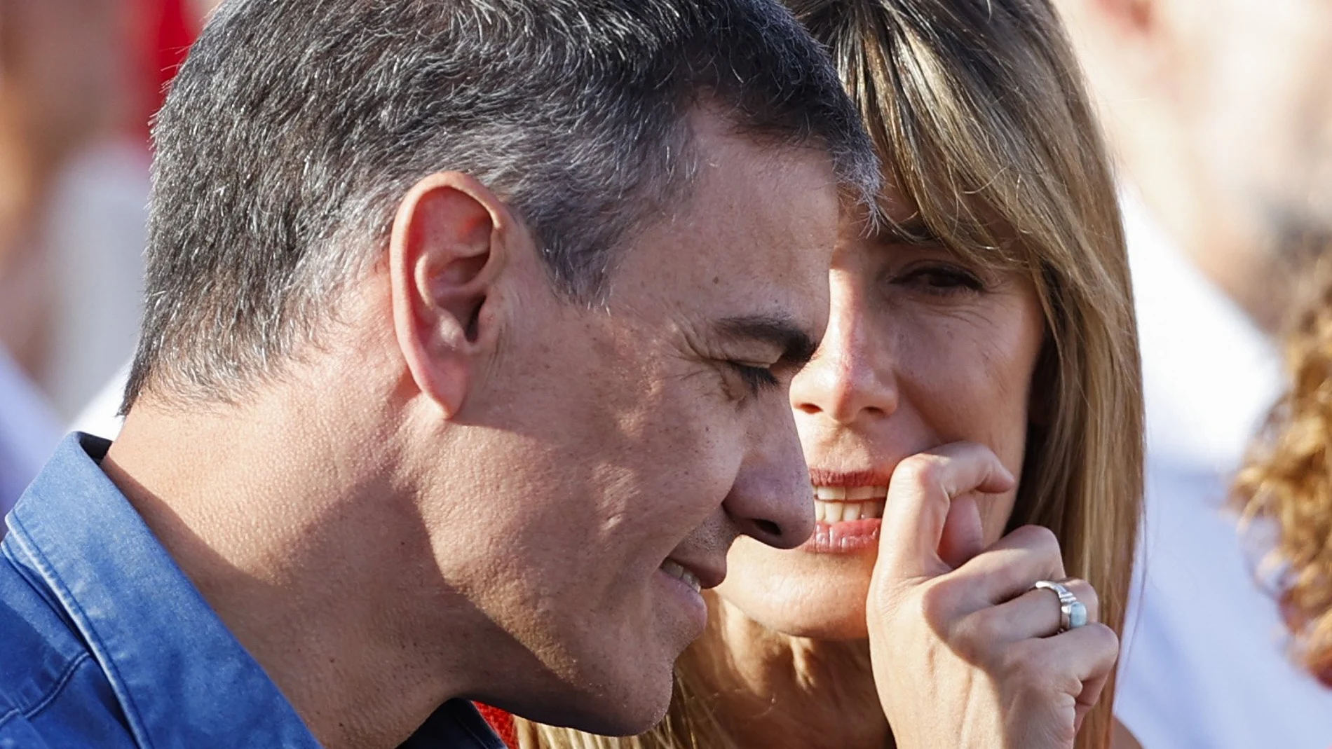 BENALMÁDENA (MÁLAGA), 05/06/2024.- El secretario general del PSOE y presidente del Gobierno, Pedro Sánchez (i), junto a su mujer, Begoña Gómez (d), durante un acto electoral de los socialistas en Benalmádena (Málaga), este miércoles. El secretario general del PSOE y presidente del Gobierno, Pedro Sánchez, interviene en un acto electoral junto a la candidata del partido, vicepresidenta tercera y ministra para la Transición Ecológica y el Reto Demográfico, Teresa Ribera, y el líder de la formación en Andalucía, Juan Espadas. EFE/ Jorge Zapata