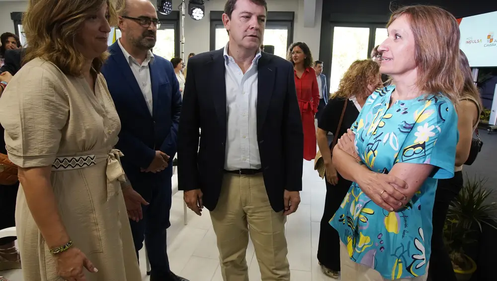 El presidente Alfonso Fernández Mañueco conversa con Rocío Lucas, en presencia del alcalde de Ponferrada, Marco Morala