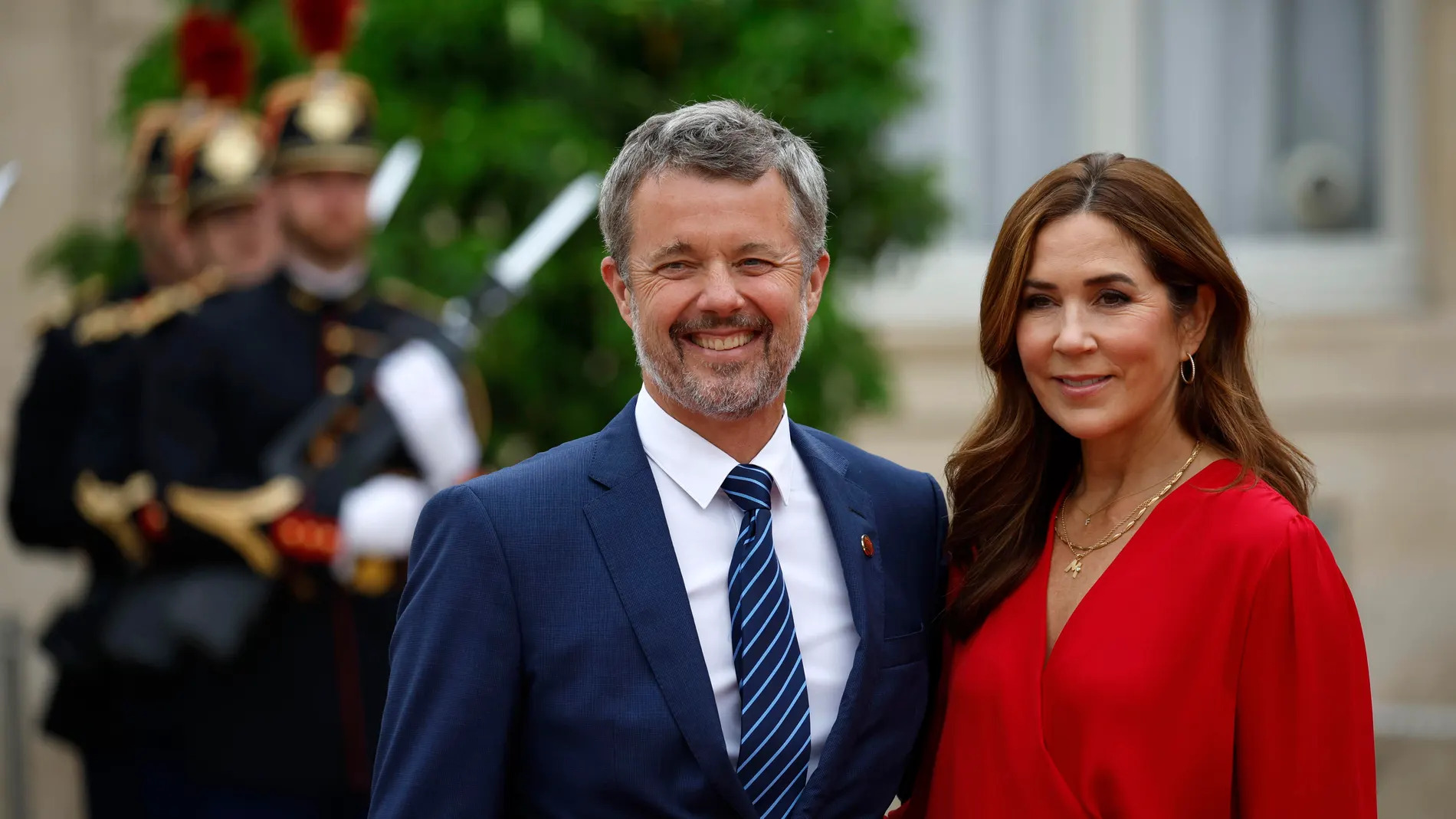 Paris (France), 26/07/2024.- King Frederik X and Queen Mary of Denmark pose for a photo during a reception hosted by French President Macron and his wife at the Elysee Palace in Paris, France, 26 July 2024, ahead of the Opening Ceremony of the Paris 2024 Olympic Games. More than a hundred heads of state and government will attend the opening ceremony, which will be held on the evening of 26 July on the banks of the river Seine in Paris. It is the first time that an Olympic Opening Ceremony wi...
