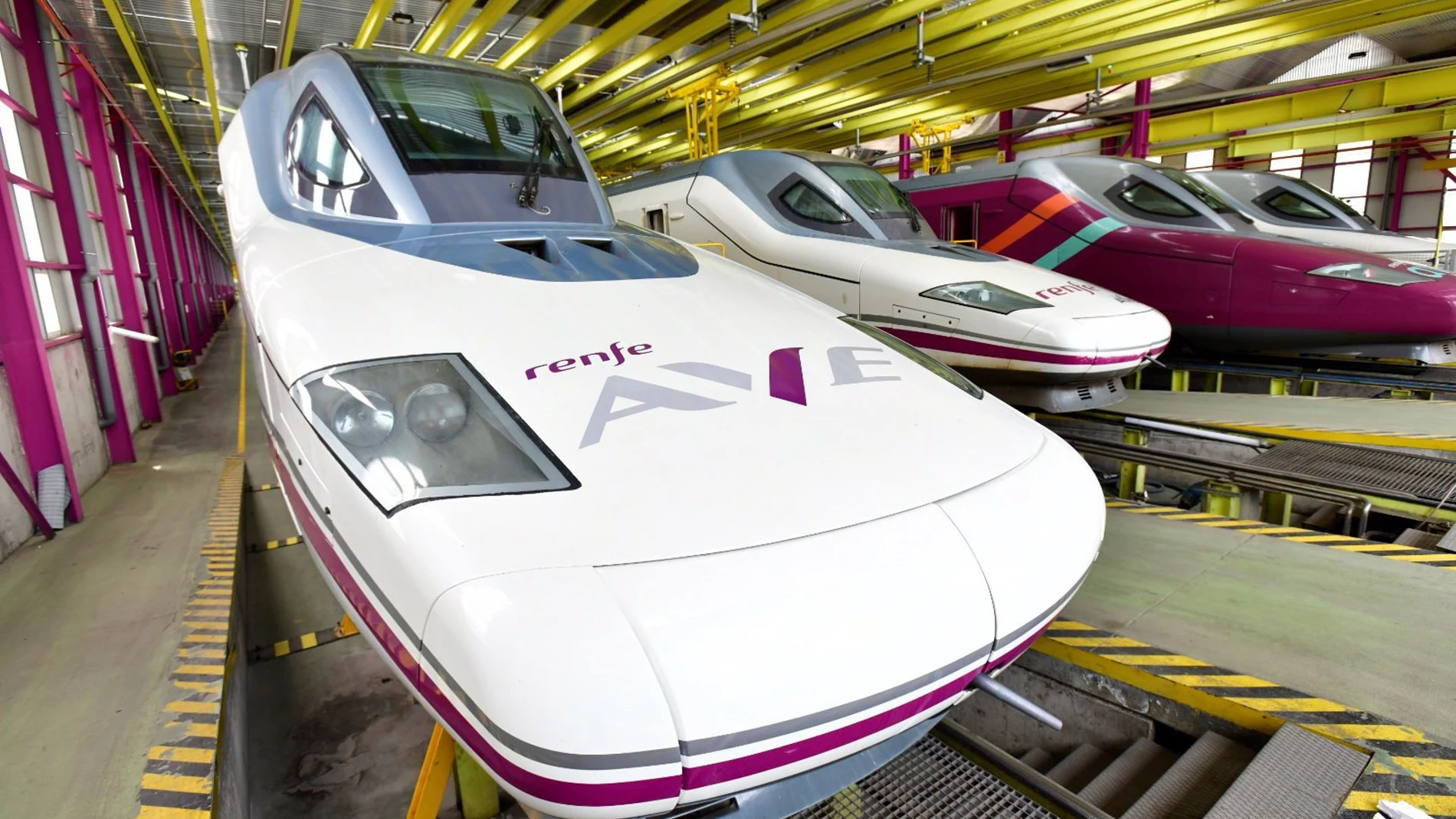 Economía.- La alta velocidad transportó 32,4 millones de viajeros en 2023, un 37% más, y Renfe pierde 10 puntos de cuota