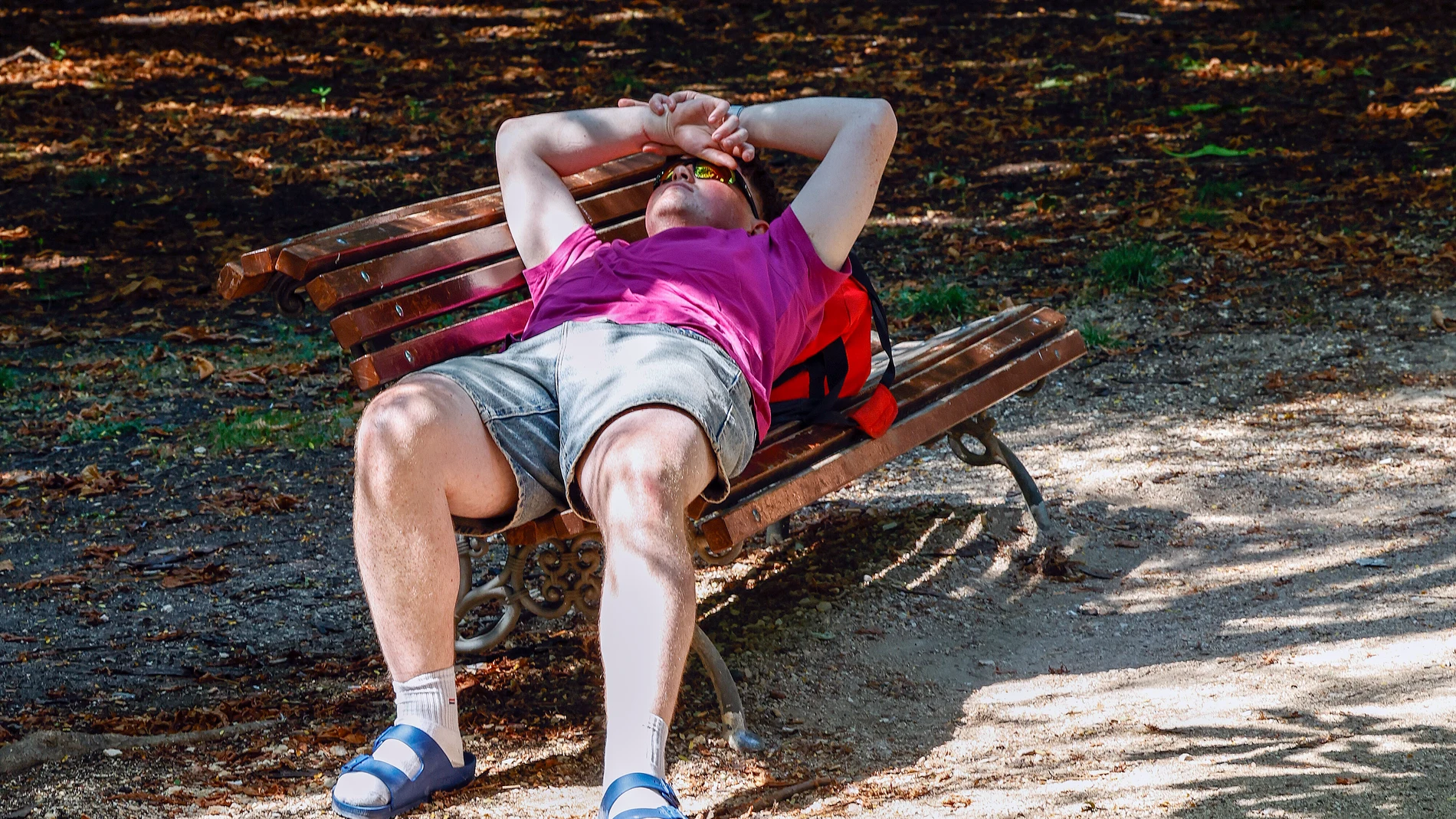 MADRID, 26/07/2024.- Un hombre descansa en un banco a la sombra en el Retiro en Madrid, este viernes. El último fin de semana de julio estará dominado por temperaturas elevadas entre 39 y 41 grados y alguna lluvia en Galicia, Cantábrico y en montañas de la mitad norte y del sureste, y no será hasta el domingo, cuando la formación de una dana dejará inestabilidad y calima en amplias zonas del país. EFE/ J.P. Gandul