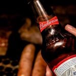 La cerveza es una de las bebidas más consumidas del mundo y mantener fría no solo mejora su sabor y textura, sino también proporciona una sensación refrescante para enfriar el cuerpo