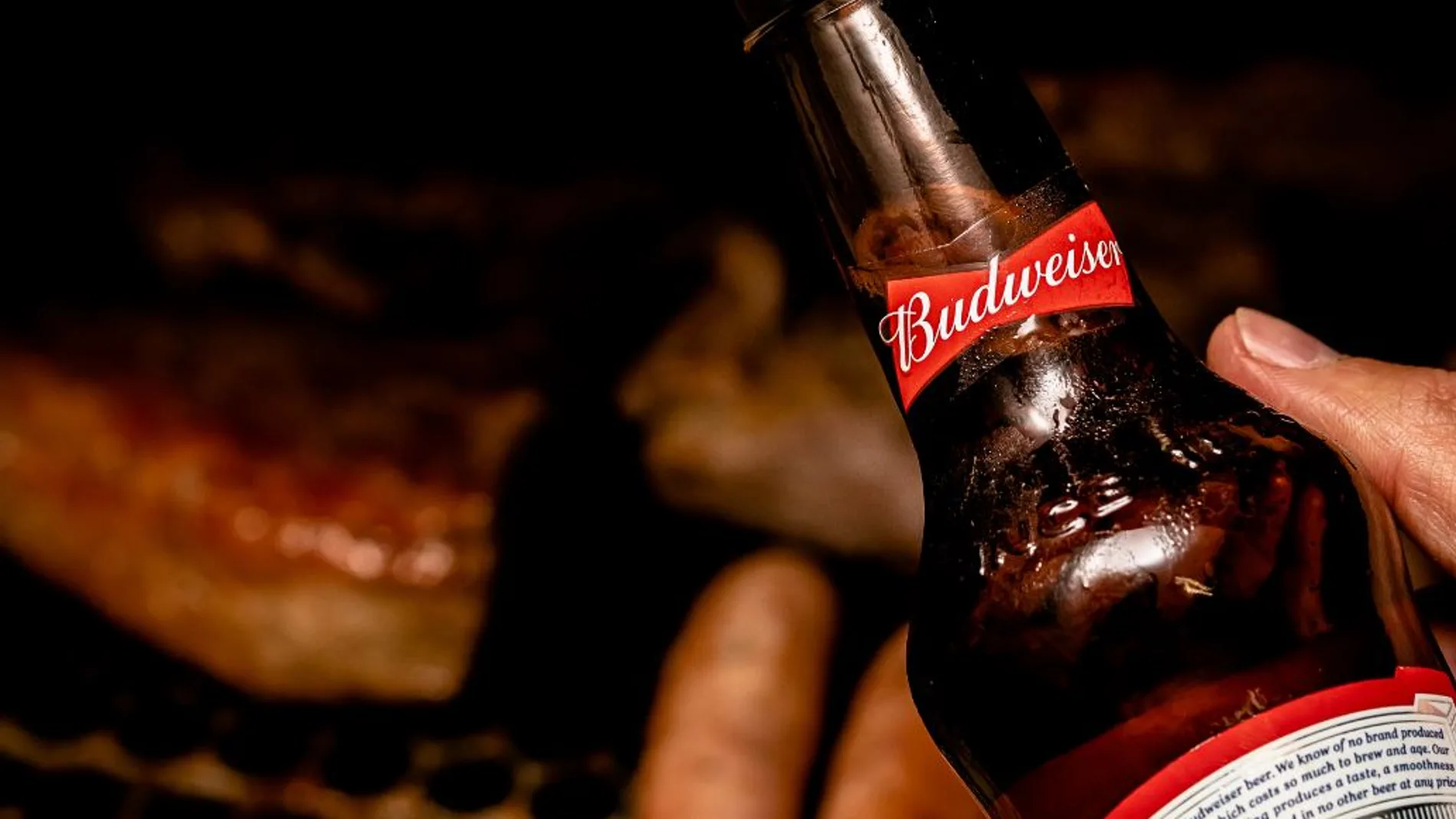 La cerveza es una de las bebidas más consumidas del mundo y mantener fría no solo mejora su sabor y textura, sino también proporciona una sensación refrescante para enfriar el cuerpo