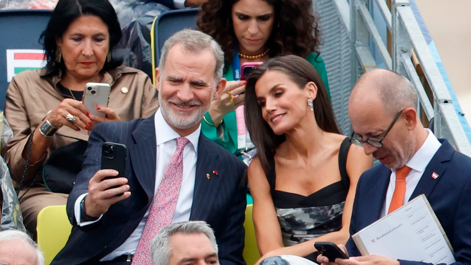 El Rey Felipe VI (i) y la Reina Letizia (c) durante la ceremonia de inauguración de los Juegos Olímpicos de París 2024, en la plaza del Trocadero, a 26 de julio de 2024, en París (Francia). Hoy comienzan en París los Juegos de la XXXIII Olimpiada. El Rey ha mantenido un encuentro con la alcaldesa de la ciudad con motivo de las celebraciones y ha asistido a la recepción ofrecida por el presidente de Francia antes de acudir junto a la Reina a la inauguración de los Juegos Olímpicos 2024. 26 JU...