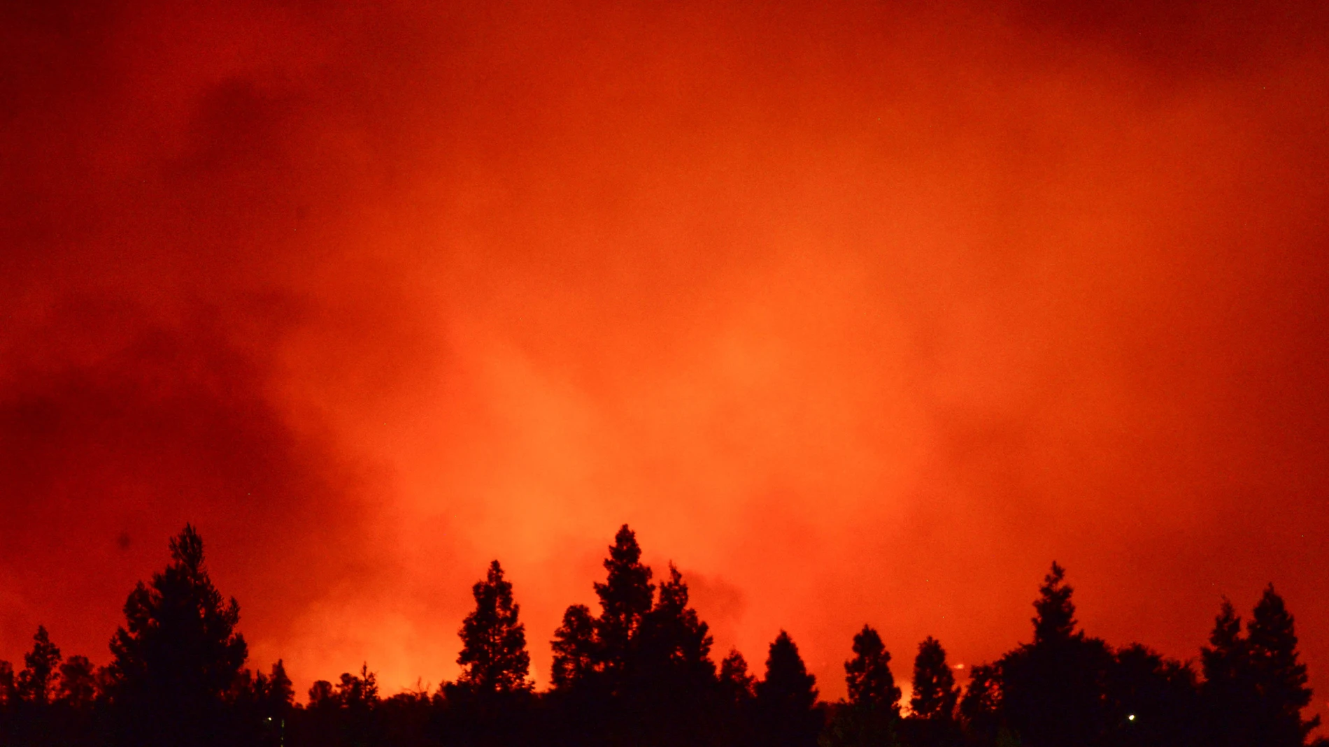 Chico (United States), 25/07/2024.- A handout photo made available by the Chico Enterprise-Record shows the Park Fire burning on 24 July 2024 in Chico, California, USA, (Issued on 25 July 2024). A 42-year-old man from Chico is under arrest and in Butte County Jail. The Butte County District Attorney, Mike Ramsey said the man'Äôs identity will be revealed later. According to the press release by Butte County District Attorney Mike Ramsey, the unknown male was seen pushing a car that was on fir...