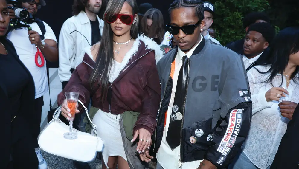 Rihanna con copa en mano y su pareja, A$AP Rocky