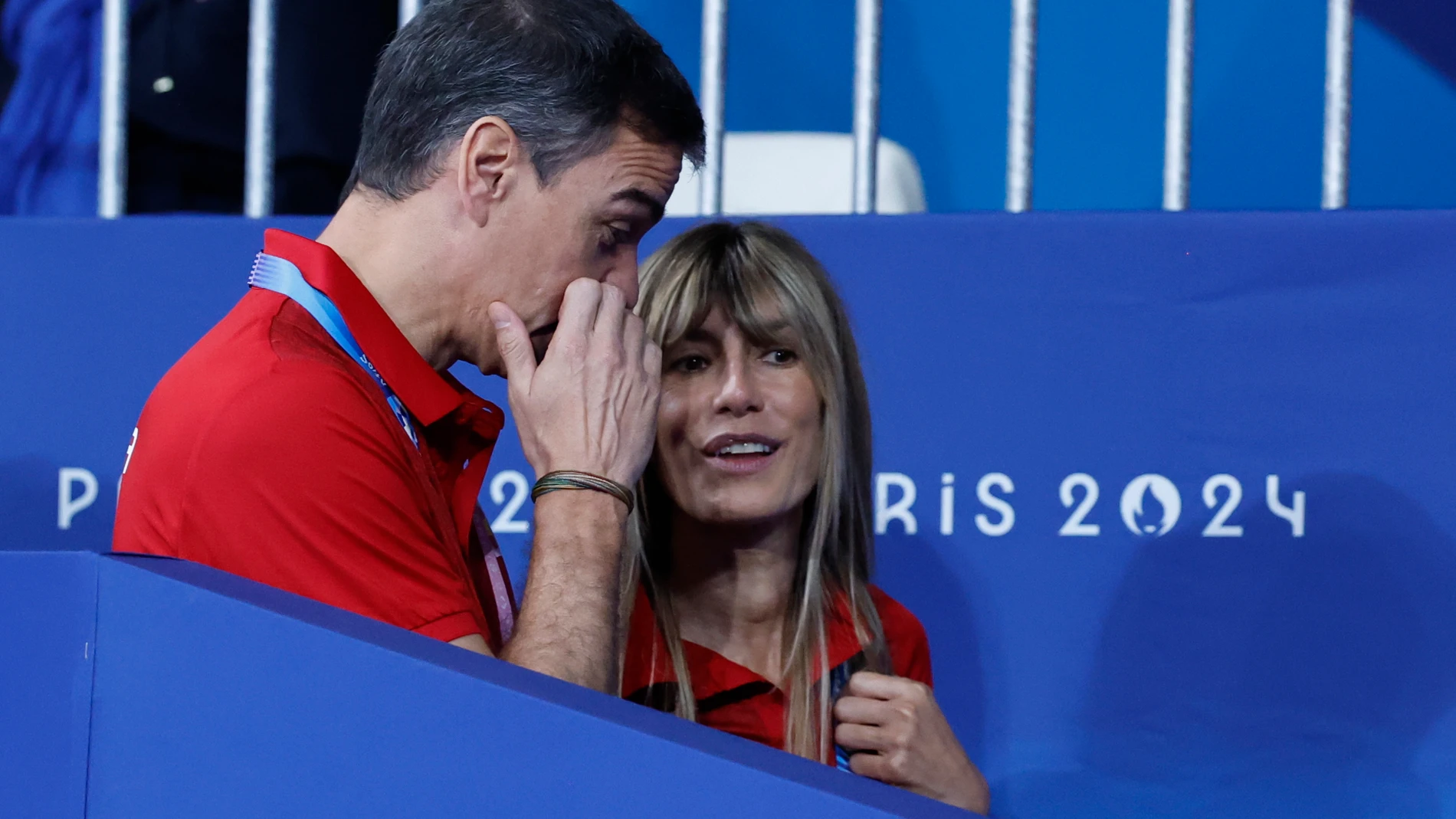 PARÍS, 27/07/2024.- El presidente del Gobierno, Pedro Sánchez (i), junto a su mujer Begoña Gómez (d) durante la competición de judo que se celebra con motivo de los Juegos Olímpicos París 2024, este sábado, en París, Francia. EFE/ Chema Moya