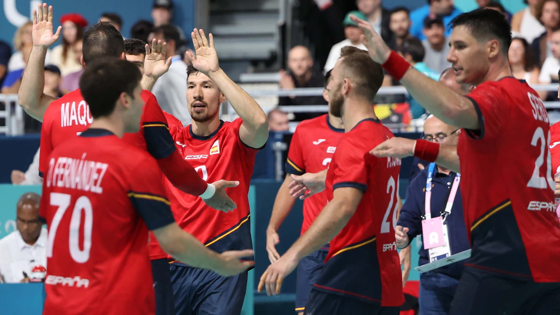 PARÍS, 27/07/2024.- El español Álex Dujshebaev (c) celebra con sus compañeros durante el partido de balonmano entre España y Eslovenia en la fase preliminar de los Juegos Olímpicos París 2024, este sábado, en París, Francia. EFE/ Miguel Gutiérrez
