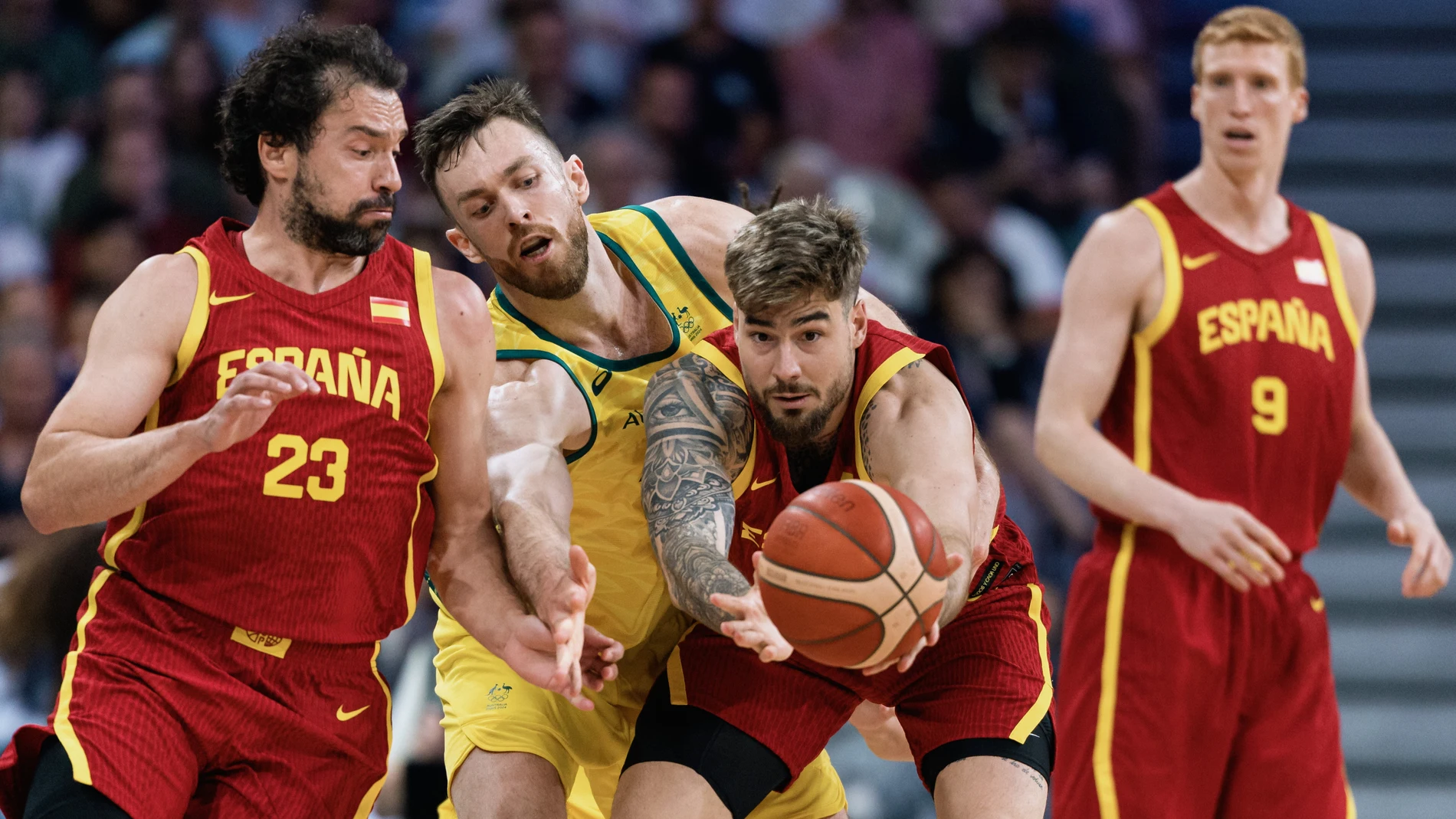 Villeneuve-d'ascq (France), 27/07/2024.- Jock Landale of Australia (C) in action against Juancho Hernangomez and Sergio Llull (L) of Spain during the Men Basketball Group A match between Australia and Spain in the Paris 2024 Olympic Games, at the Pierre Mauroy Stadium in Villeneuve-d'Ascq, France, 27 July 2024. (Baloncesto, Francia, España) EFE/EPA/ALEX PLAVEVSKI