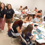 Las coordinadoras del taller, Verónica Marcos(D), Mayte Carrizo(I) y Nieves Fernández(CI) (alcaldesa de Villaestrigo) con la tallerista Camino García(CD)