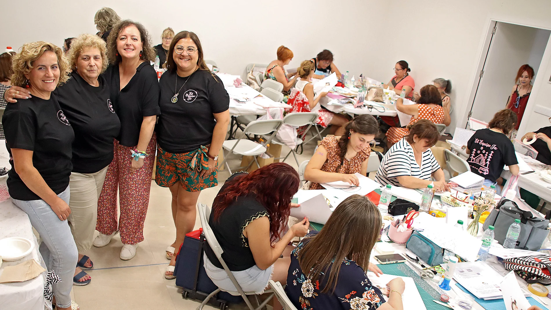 Las coordinadoras del taller, Verónica Marcos(D), Mayte Carrizo(I) y Nieves Fernández(CI) (alcaldesa de Villaestrigo) con la tallerista Camino García(CD)