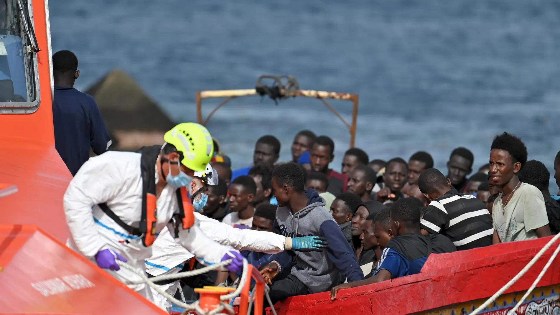AMP2.- Llegan tres cayucos a El Hierro y Tenerife con 190 migrantes