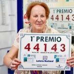 La Lotería Nacional deja más de cuatro millones de euros en 70 décimos del primer premio vendido íntegramente en Sahagún (León). En la imagen, la propietaria de la administración, Carmen García