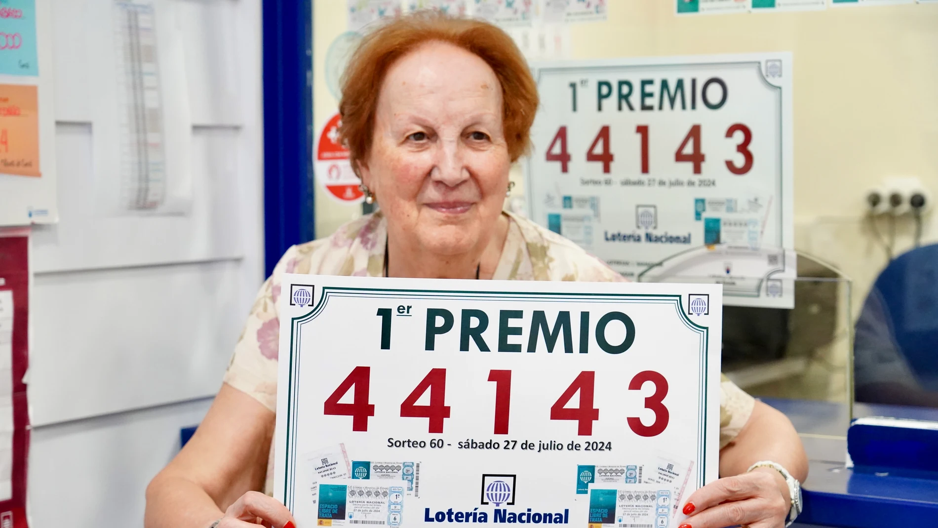 La Lotería Nacional deja más de cuatro millones de euros en 70 décimos del primer premio vendido íntegramente en Sahagún (León). En la imagen, la propietaria de la administración, Carmen García