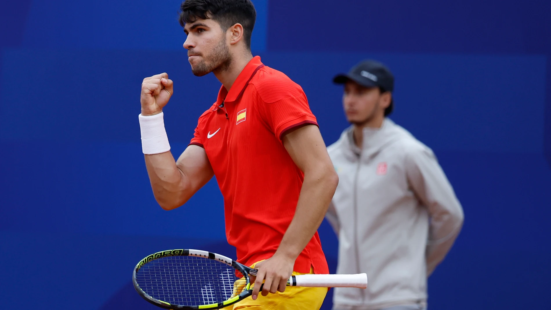 PARÍS, 27/07/2024.- El tenista español Carlos Alcaraz celebra un punto ante el libanés Hady Habib durante su partido de primera ronda individual masculino de tenis de los Juegos Olímpicos de París 2024 este sábado en París. EFE/ Juanjo Martín