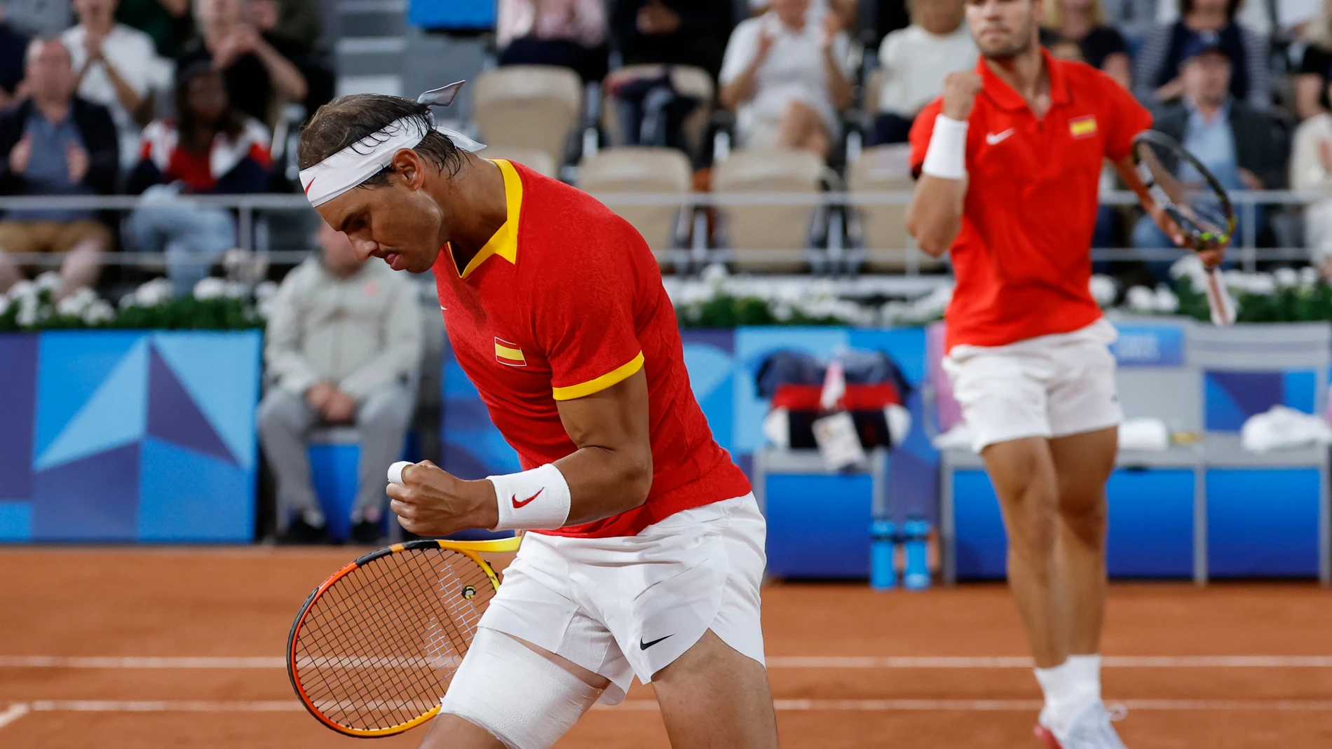 PARÍS, 27/07/2024.- Los tenistas españoles Rafael Nadal (i) y Carlos Alcaraz durante el partido de dobles frente a los argentinos Máximo González y Andrés Molteni , correspondiente a la primera ronda de dobles masculino de tenis de los Juegos Olímpicos de París 2024 este sábado en la pista Phillipe Chatrier de París. EFE/ Juanjo Martín