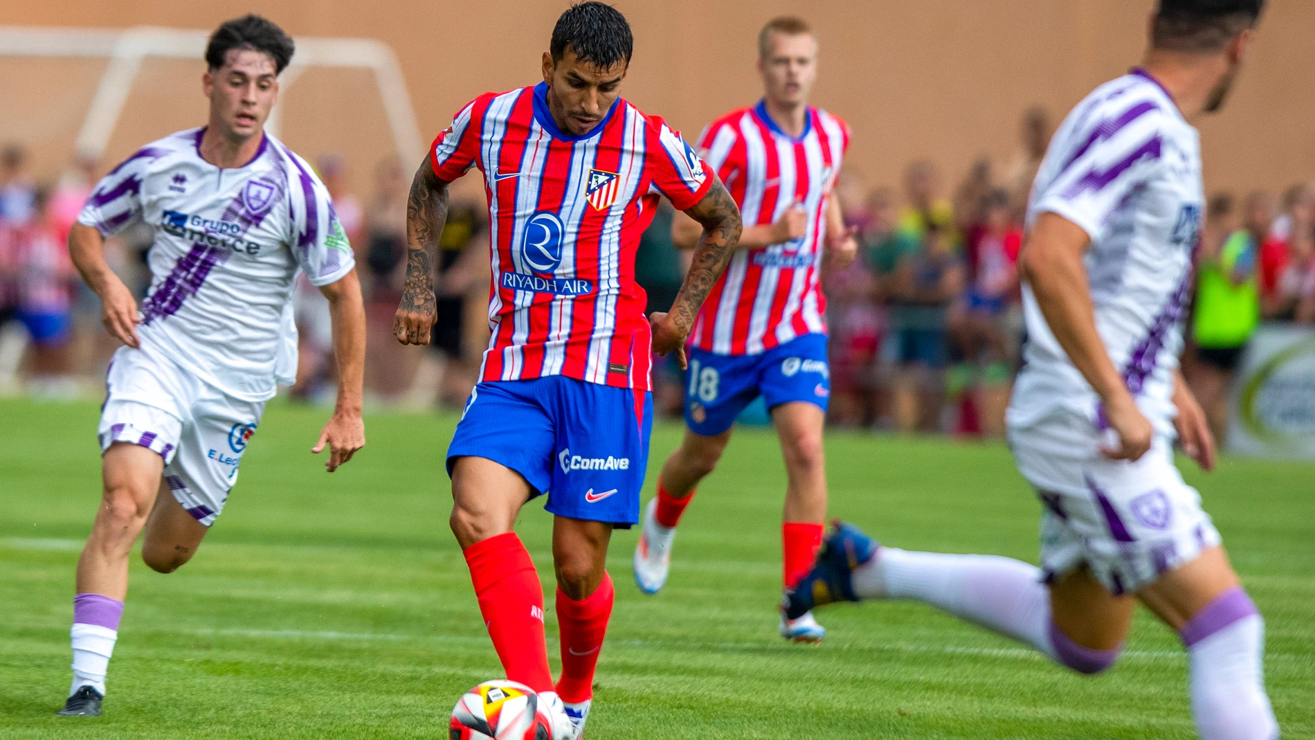 El Burgo de Osma (Soria), 27/07/2024. El delantero argentino del Atlético de Madrid Ángel Correa (c) controla el balón durante el partido amistoso entre el At. Madrid y el C.D.Numancia. EFE/Wifredo García.