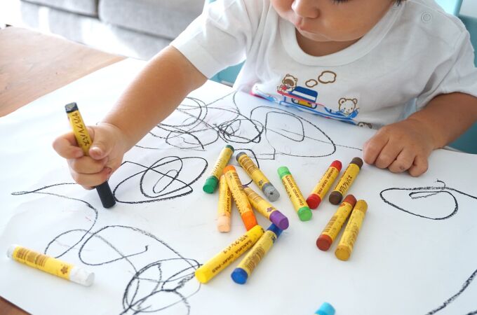 Niños pintando