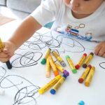 Niños pintando