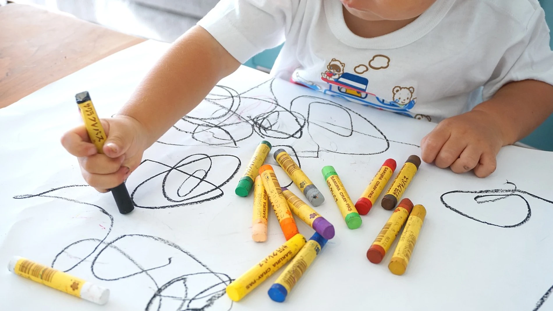 Niños pintando