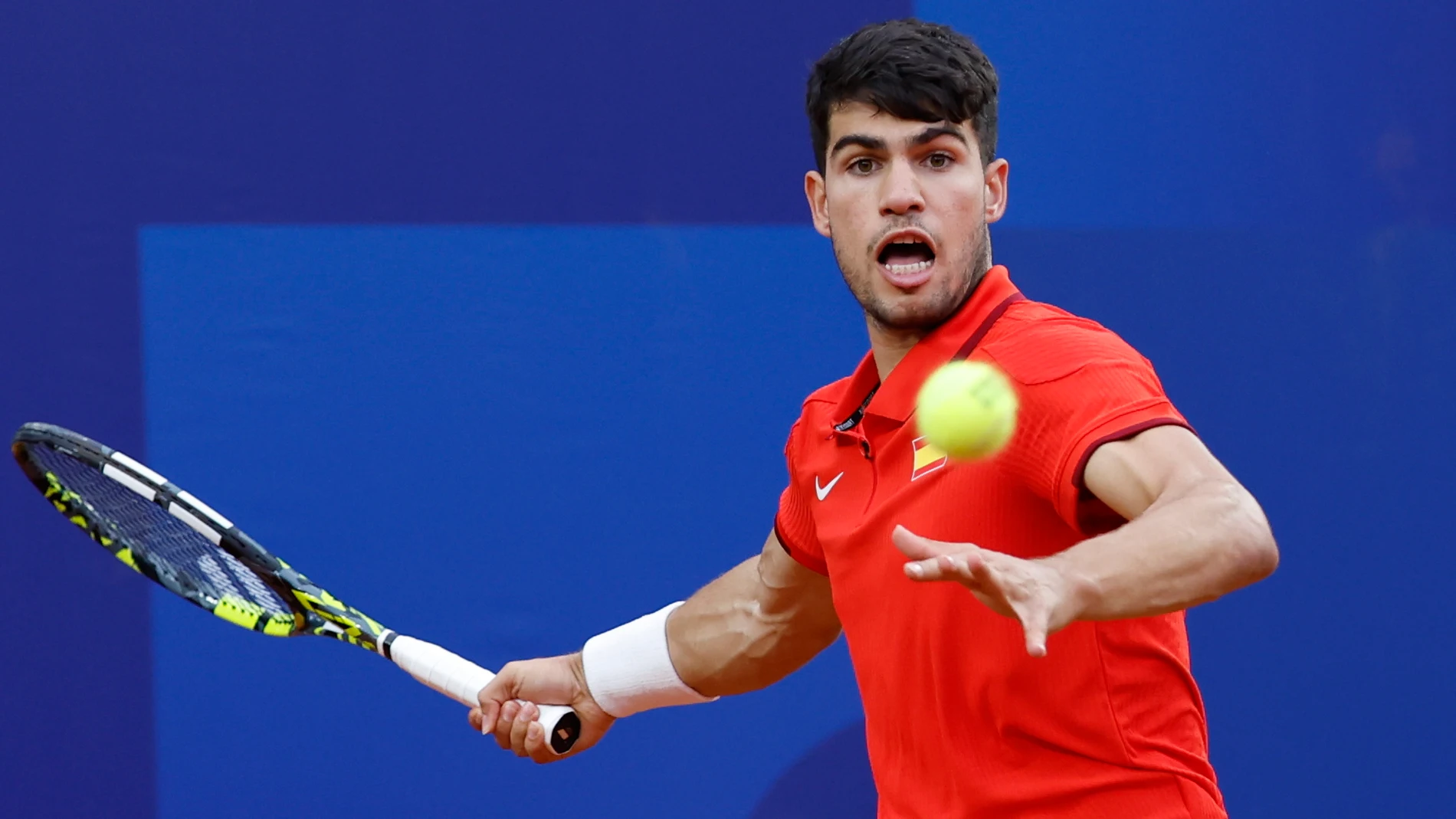 -FOTODELDÍA- PARÍS, 27/07/2024.- El tenista español Carlos Alcaraz devuelve la bola al libanés Hady Habib durante su partido de primera ronda individual masculino de tenis de los Juegos Olímpicos de París 2024 este sábado en París. EFE/Juanjo Martín