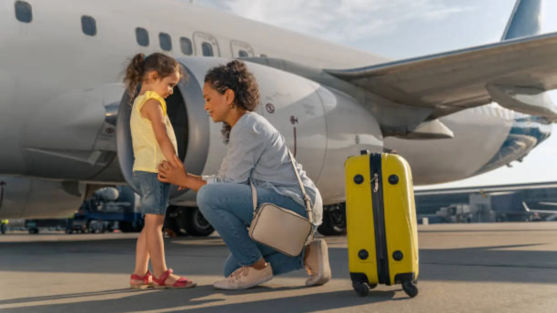 Una niña se dispone a viajar en avión