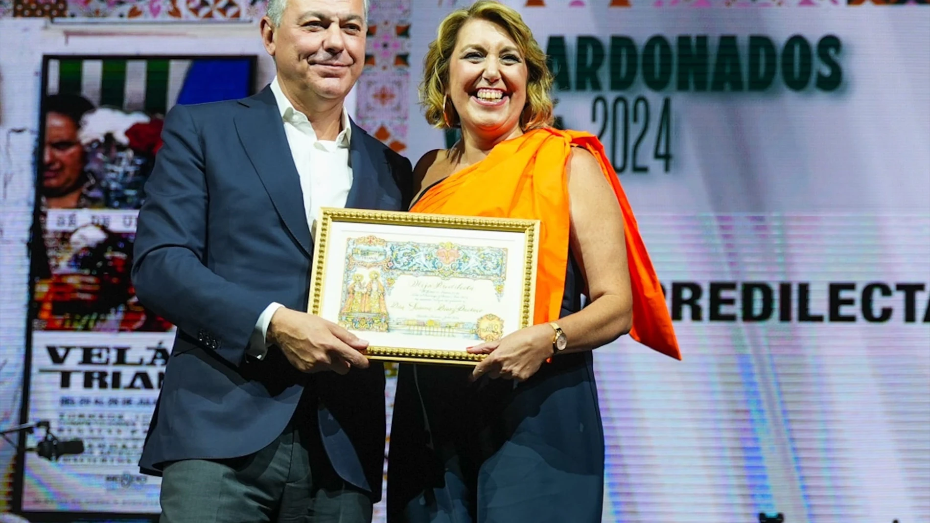 El alcalde popular de Sevilla premia a Susana Díaz, "una persona especial, una trianera única"