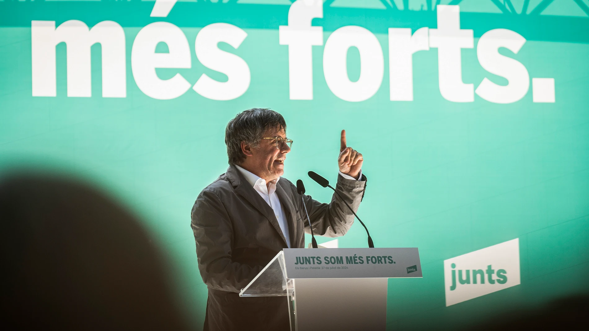 BANYS I PALADÀ (FRANCIA), 27/07/2024.- El expresidente de la Generalitat Carles Puigdemont, que sigue decidido a regresar próximamente a Cataluña, pese a que no le ha sido retirada la orden de detención nacional por las causas abiertas por el 'procés', asiste a un acto de apoyo de su partido Junts per Catalunya (JxCat) celebrado este sábado en Banys i Palaldà, Francia. EFE/David Borrat