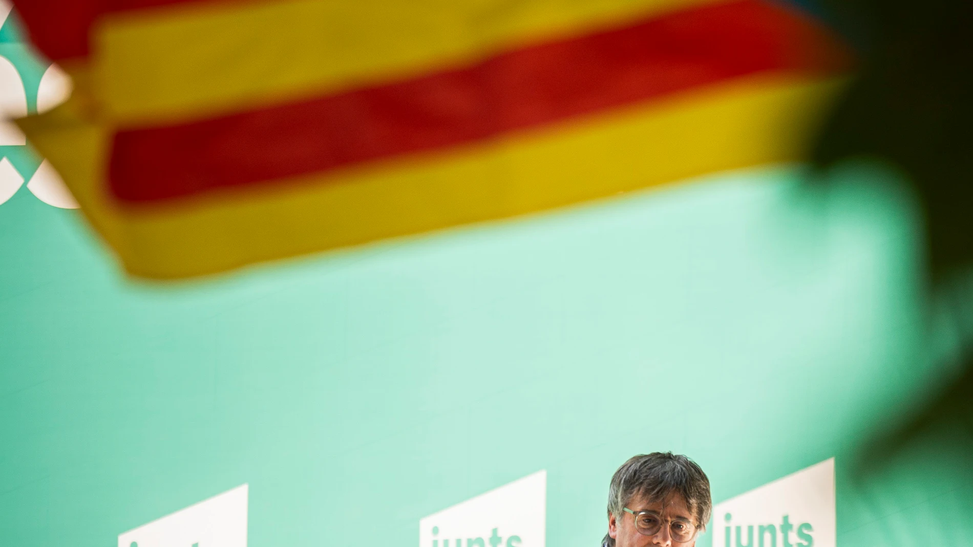 BANYS I PALADÀ (FRANCIA), 27/07/2024.- El expresidente de la Generalitat Carles Puigdemont, que sigue decidido a regresar próximamente a Cataluña, pese a que no le ha sido retirada la orden de detención nacional por las causas abiertas por el 'procés', asiste a un acto de apoyo de su partido Junts per Catalunya (JxCat) celebrado este sábado en Banys i Palaldà, Francia. EFE/David Borrat