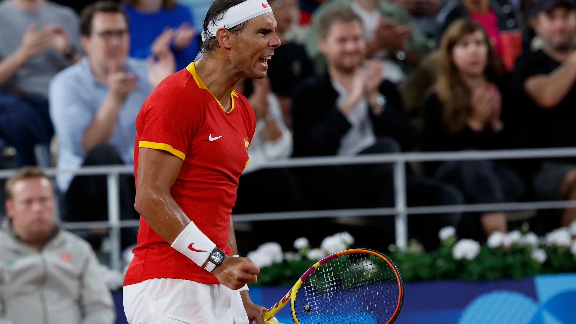 PARÍS, 27/07/2024.- El español Rafa Nadal al inicio del partido de dobles frente a los argentinos Máximo González y Andrés Molteni, correspondiente a la primera ronda de dobles masculino de tenis de los Juegos Olímpicos de París 2024 este sábado en la pista Phillipe Chatrier de París. EFE/ Juanjo Martín