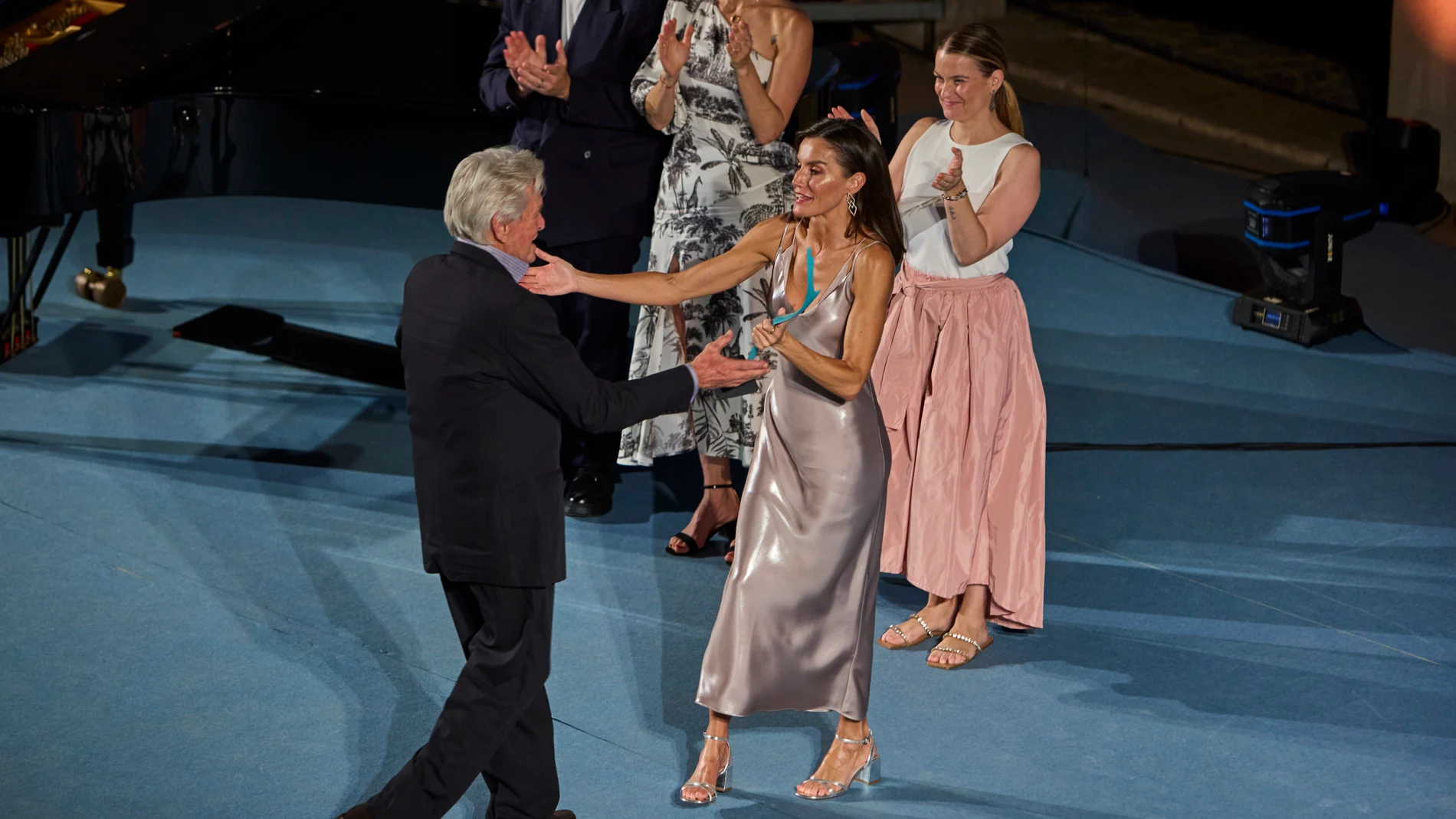 Su Majestad la Reina doña Letizia preside la clausura de la 14ª edición del festival de cine “Atlàntida Mallorca Film Fest 2024”. Entrega el premio a Michael Douglas, © Alberto R. Roldán / Diario La Razón. 28 07 2024