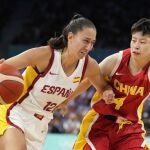 Maite Cazorla intenta evitar la defensa china