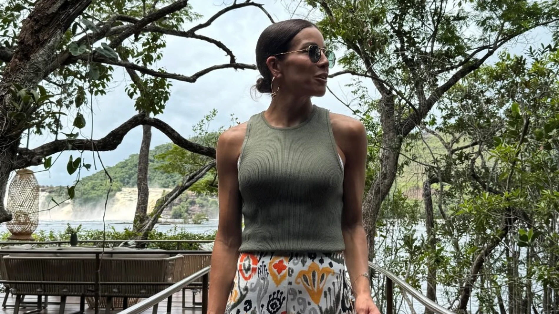 Virginia Troconis con pantalón de tiro alto de vacaciones en Venezuela.