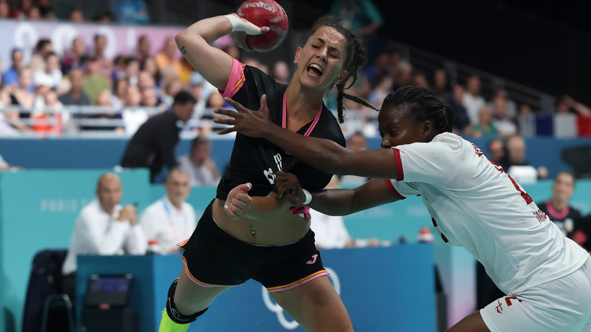 PARÍS (FRANCIA), 28/07/2024.- La jugadora española Carmen Campos (i) dispara ante la defensa de Angola este domingo, durante el partido de ronda preliminar del Grupo B de Balonmano Femenino, parte de los Juegos Olímpicos de París 2024, en la capital fancesa. EFE/ Kiko Huesca
