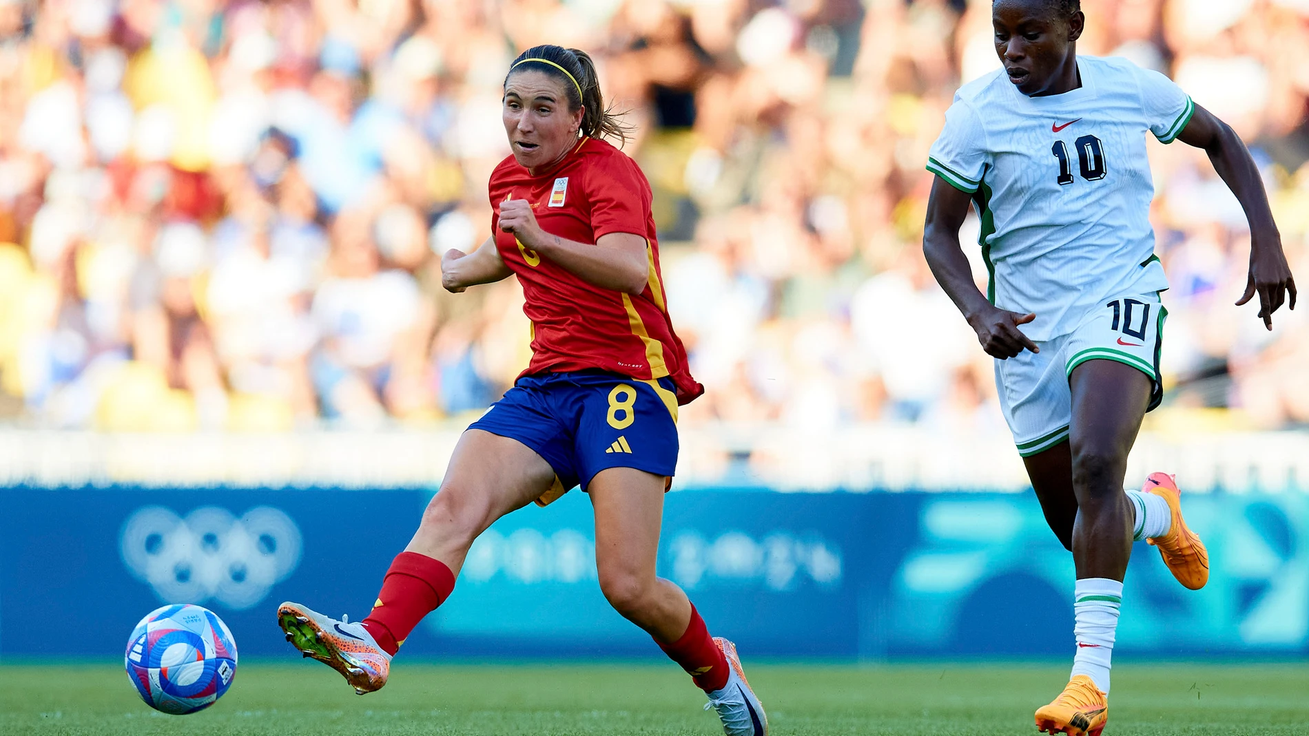 NANTES (FRANCIA), 28/07/2024.- La centrocampista de la selección española Mariona Caldentey (c) controla la pelota ante una jugadora de Nigeria en el segundo partido de la fase de grupos de los Juegos Olímpico de París 2024. EFE/David Aliaga/RFEF -SÓLO USO EDITORIAL / SÓLO DISPONIBLE PARA ILUSTRAR LA NOTICIA QUE ACOMPAÑA (CRÉDITO OBLIGATORIO)