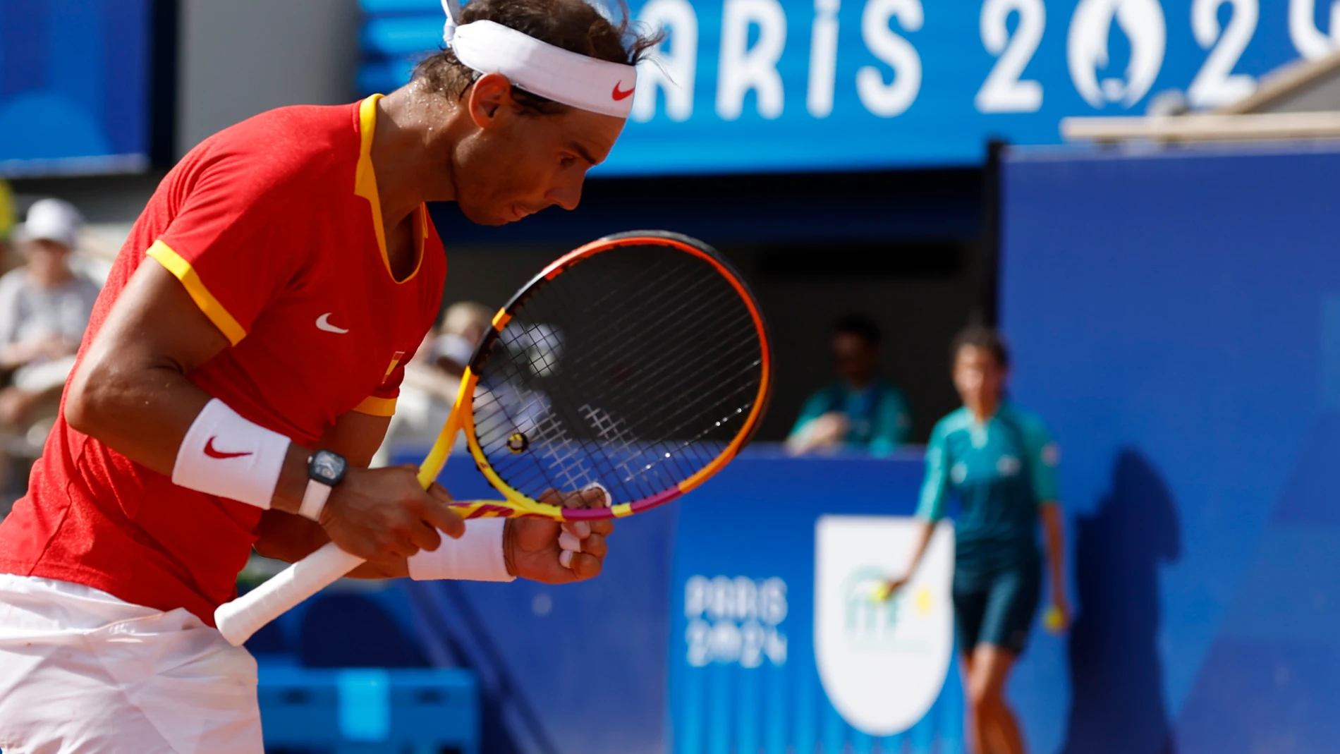 PARÍS, 28/07/2024.- El tenista español Rafael Nadal celebra un punto ante el húngaro Marton Fucsovics en la primera ronda individual masculina de los Juegos Olímpicos de París 2024 en la pista Philippe-Chatrier del complejo de tenis Roland Garros, este domingo en París, Francia. EFE/ Juanjo Martín