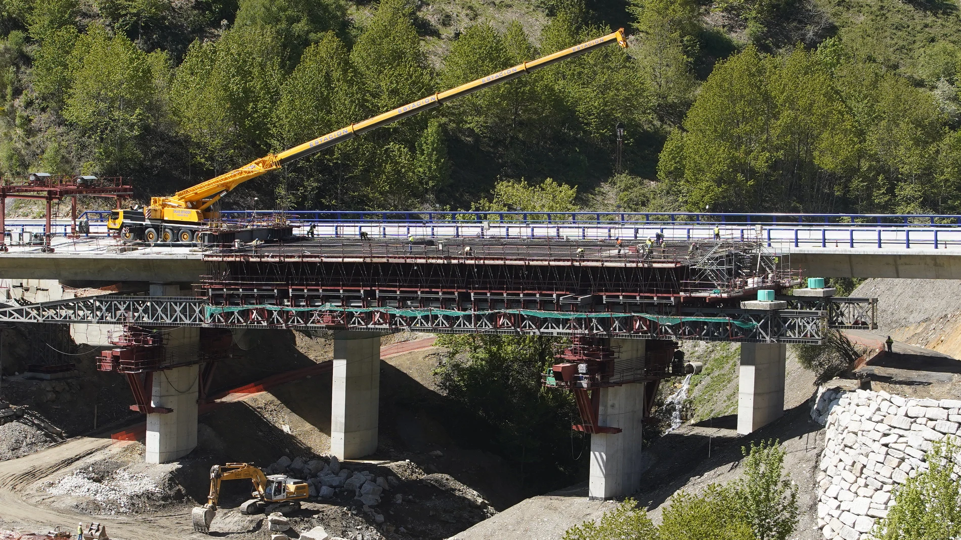 Obras de reconstrucción del viaducto O Castro (León) de la Autovía A-6