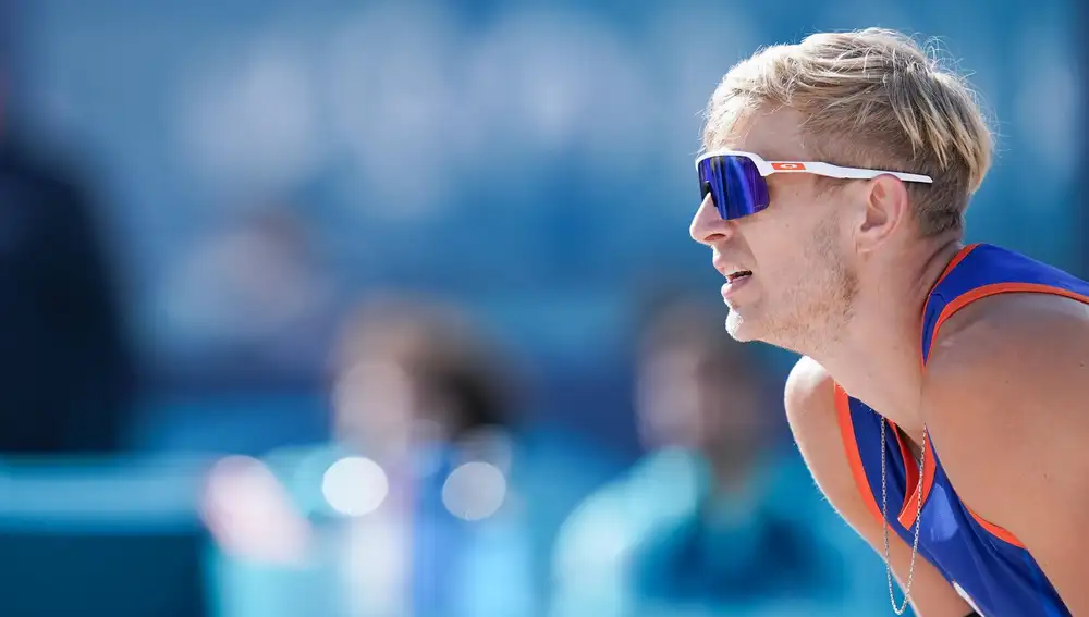 JJ.OO/Voley playa.-El jugador neerlandés de voley playa Steven van de Velde, condenado por violación, abucheado en París
