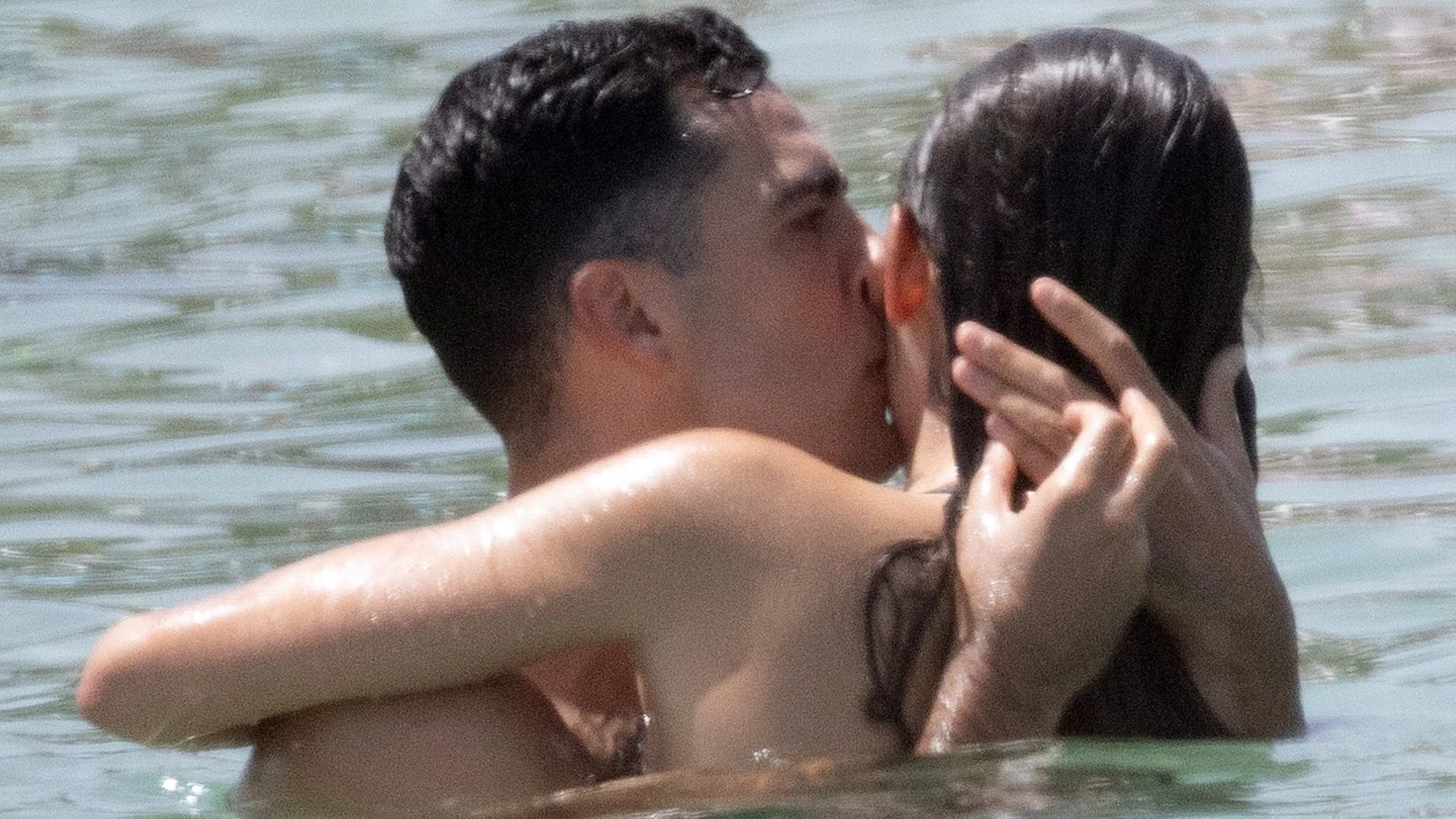Mikel Merino presume de felicidad con su mujer en las aguas de Ibiza