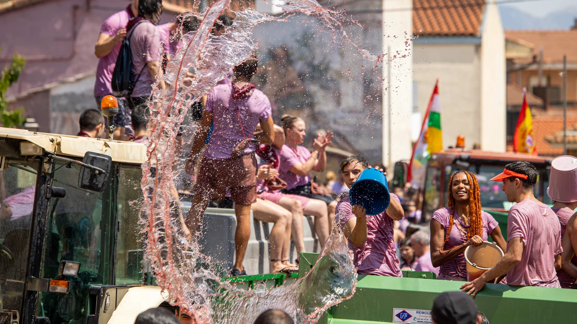 Unas 6.000 personas han participado este domingo en la tradicional batalla del clarete que se ha celebrado en la localidad riojana de San Asensio, en la que los asistentes se han lanzado alrededor de 40.000 litros de vino rosado. Los participantes en la 45 edición de esta fiesta popular han usado como munición el vino clarete, que se han tirado unos a otros con pistolas de agua, calderos, sulfatadoras y otros utensilios. EFE/ Raquel Manzanares