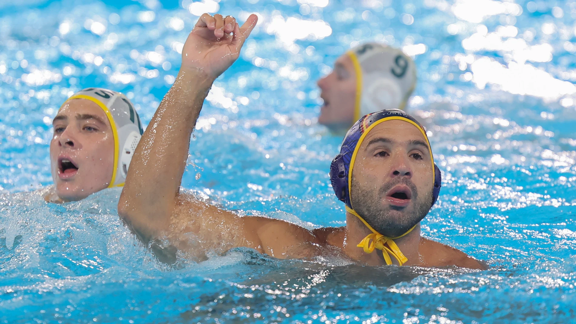 PARIS, 28/07/2024.- El jugador español Felipe Perrone celebra tras marcar un gol a Australia durante el partido de waterpolo de losJuegos Olímpicos de París 2024 disputado este domingo en el Centro Acuático de París (Francia). EFE/ Kiko Huesca