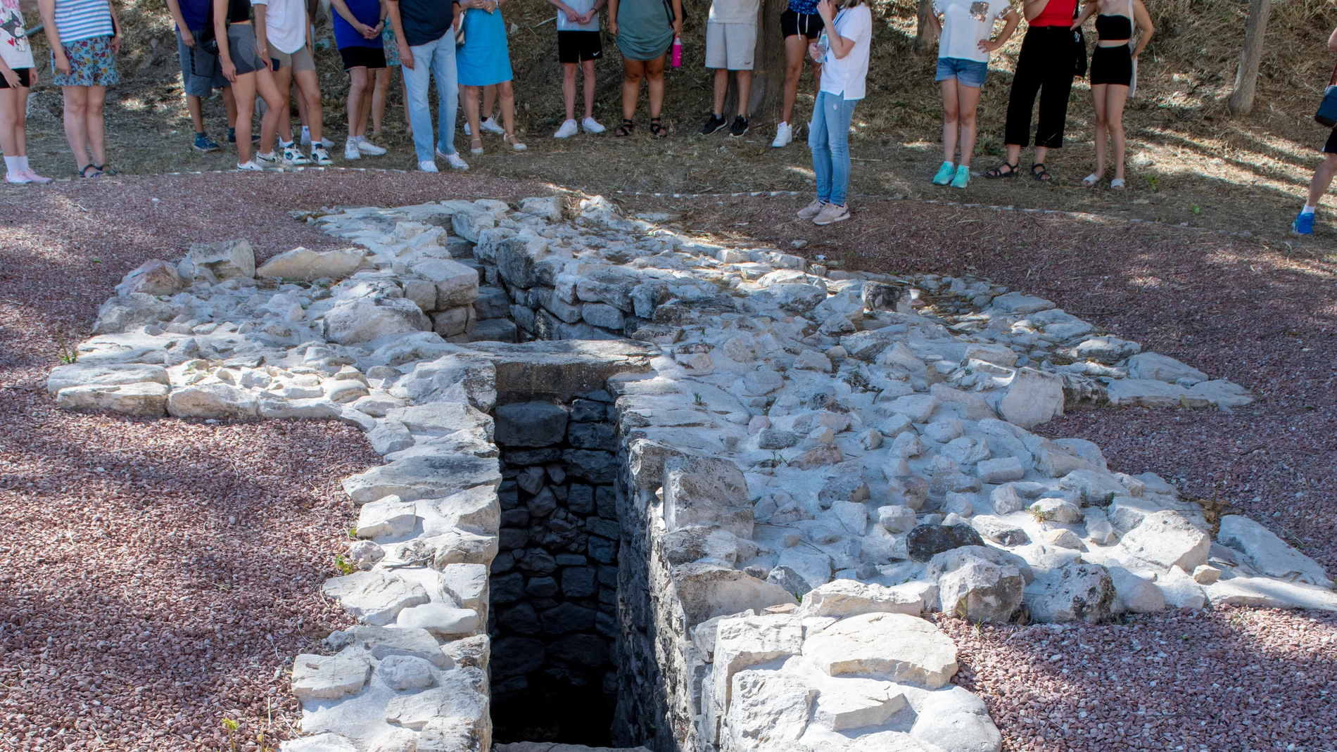 JAÉN, 28/07/2024.- Un grupo de personas visita las zonas excavadas en Marroquíes Bajos, este domingo en Jaén. Las huellas de casi 6.000 años de historia asoman en el yacimiento de Marroquíes Bajos de Jaén, una Zona Arqueológica de un valor excepcional que, curiosamente, ha venido siendo una auténtica desconocida para los jiennenses desde su descubrimiento hace ahora más de tres décadas. EFE/José Manuel Pedrosa