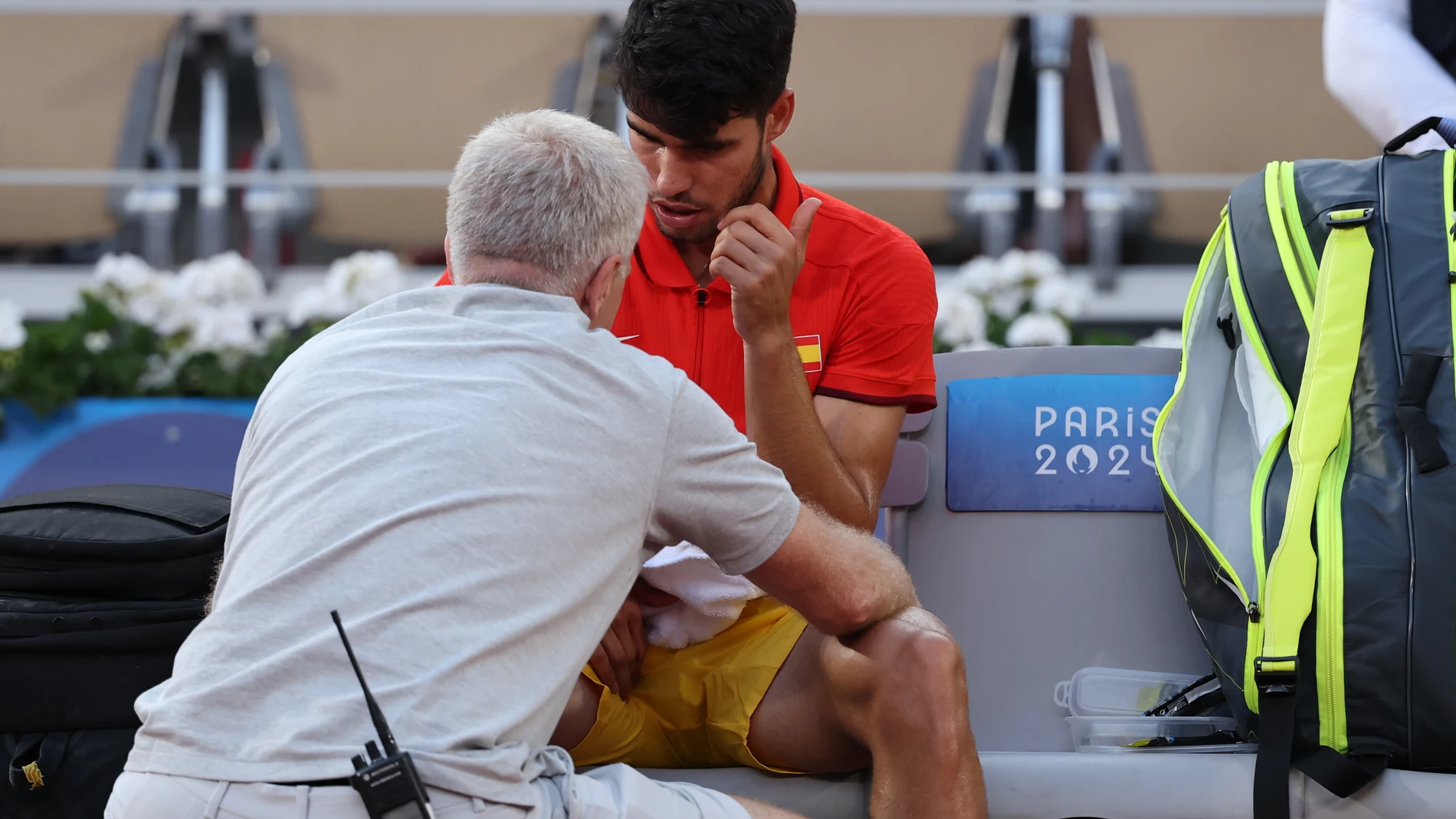 PARÍS, 29/07/2024.- El tenista español Carlos Alcaraz pide tiempo médico ante el holandés Tallon Griekspoor durante el partido de tenis de segunda ronda individual masculino celebrado en el marco de los Juegos Olímpicos de París, este lunes, en la pista Pista Philippe-Chatrier de la capital francesa. EFE/ Juanjo Martín